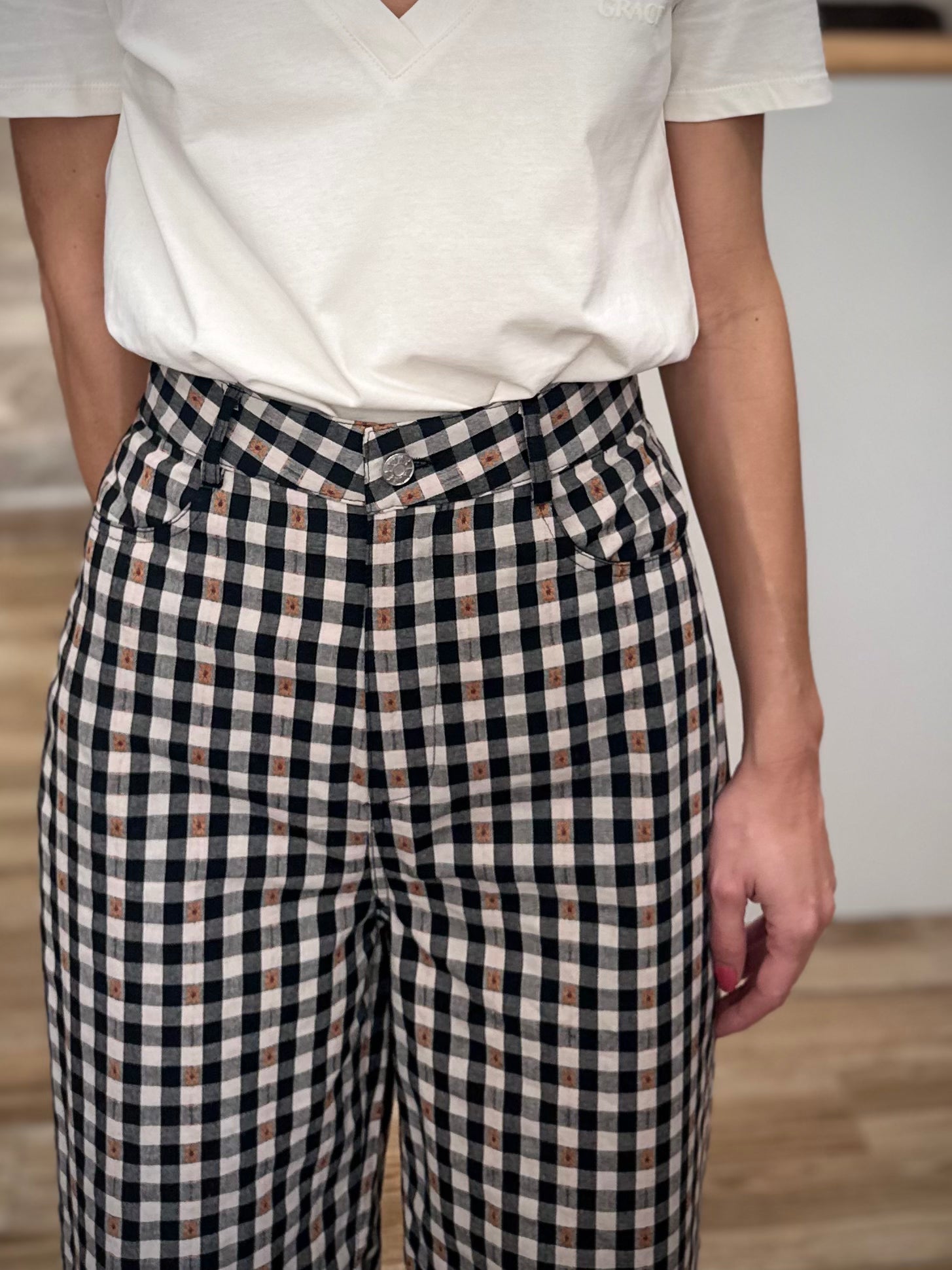 Gros plan sur la taille marquée d’un pantalon Pali en coton