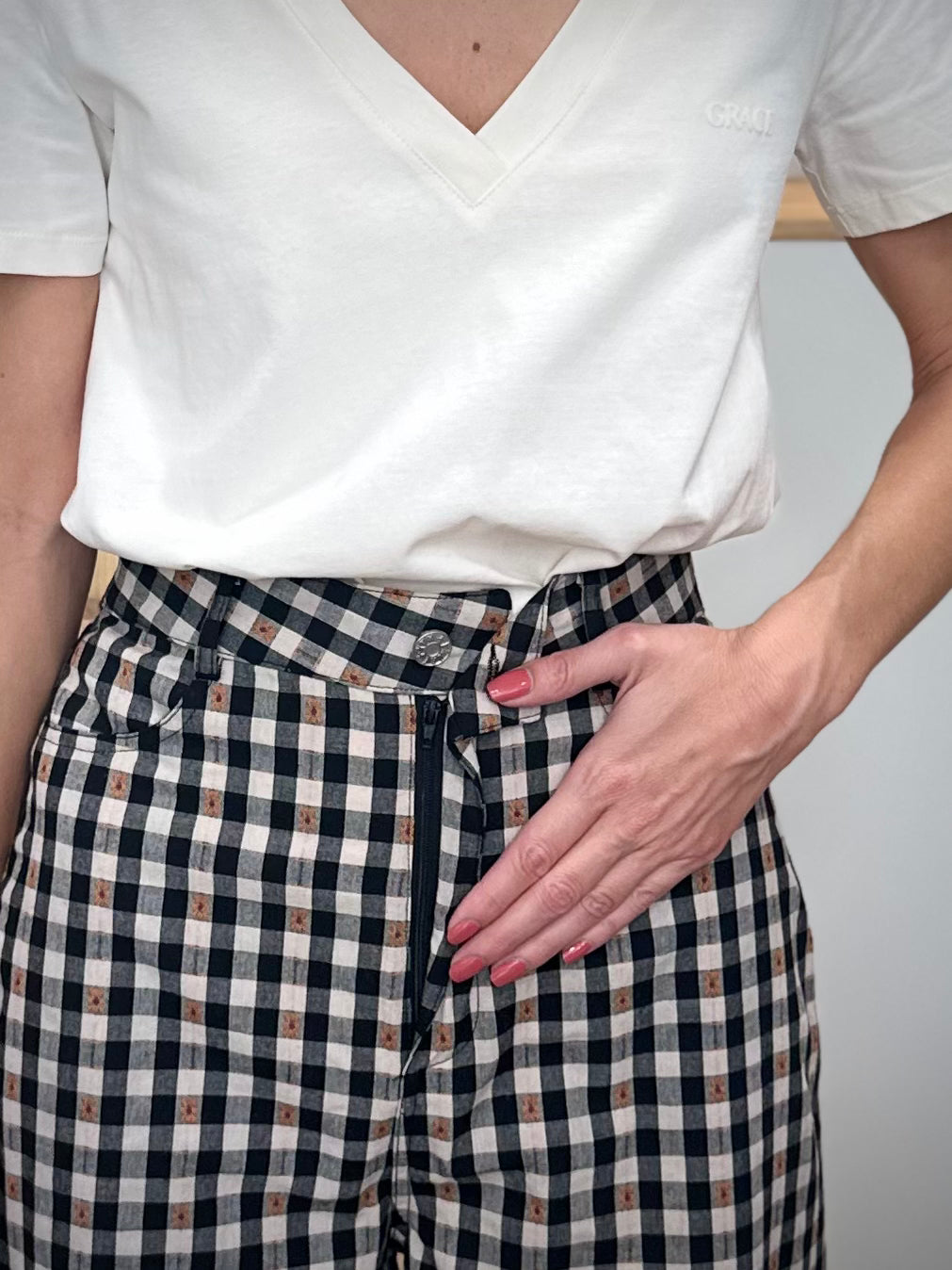 Détail ceinture plate et braguette zippée pantalon femme vichy