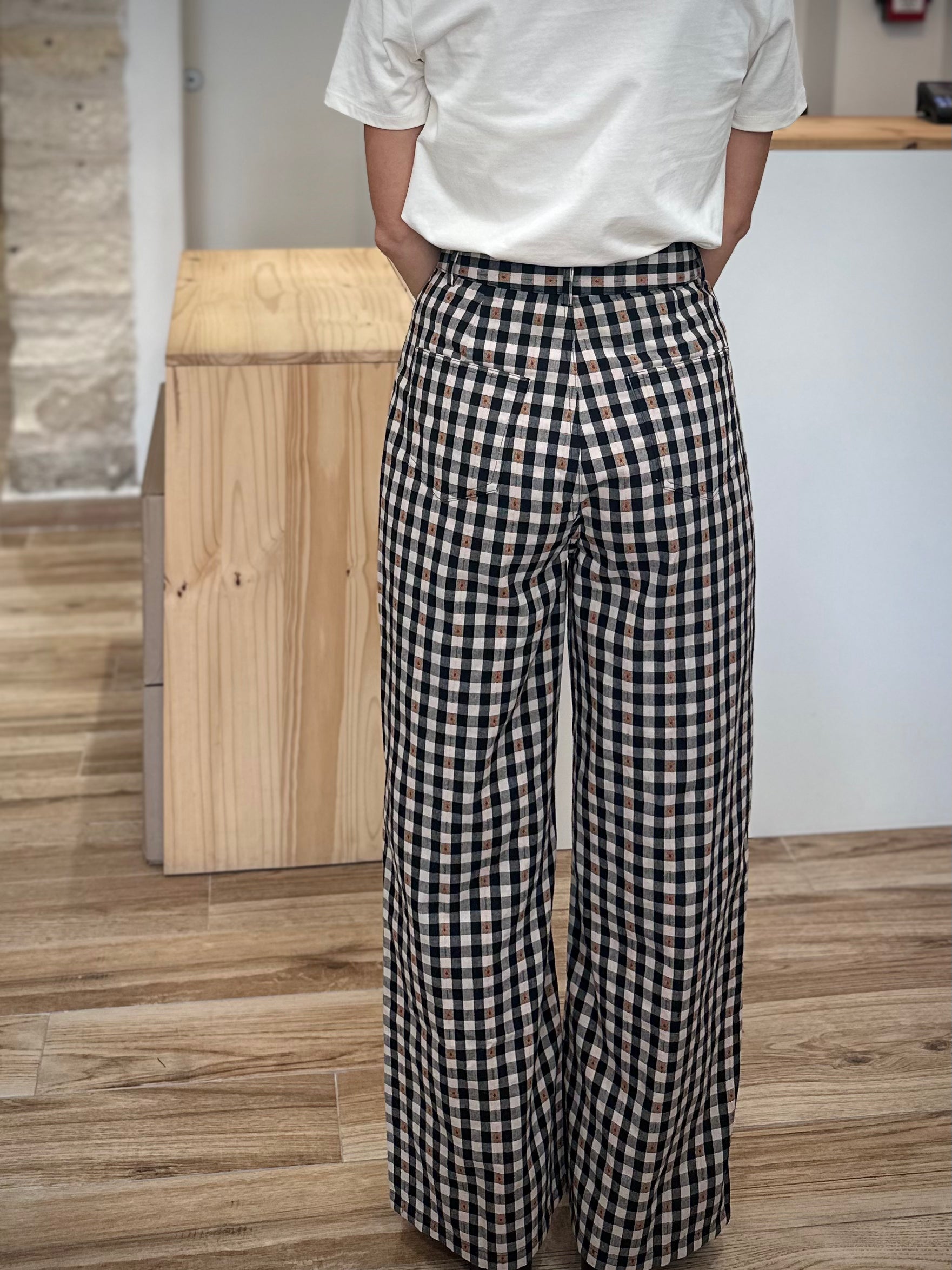 Vue de dos d’un pantalon vichy avec poches plaquées femme