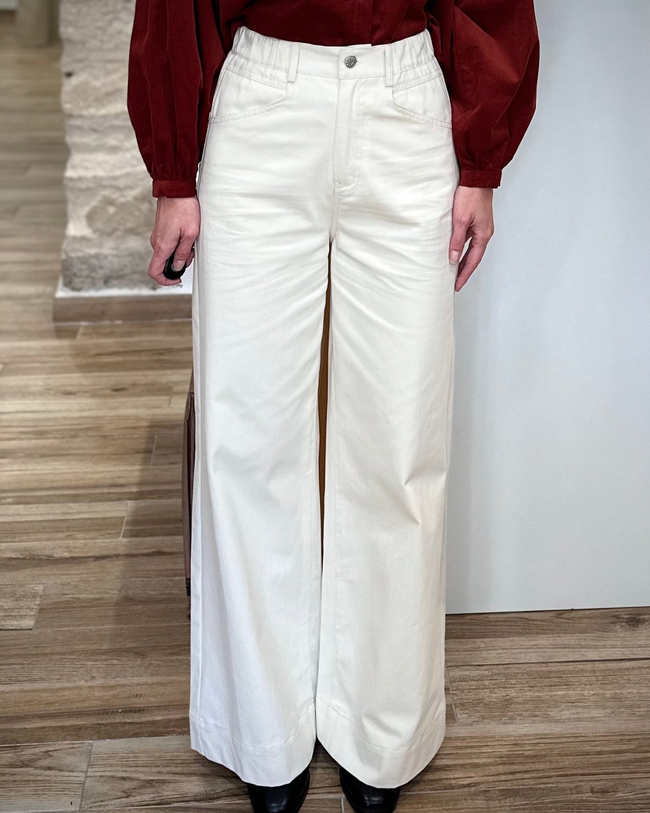 Pantalon écru fluide coupe évasée sur mannequin