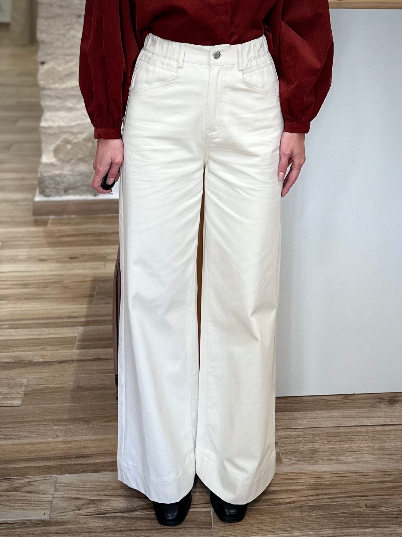 Pantalon écru fluide coupe évasée sur mannequin