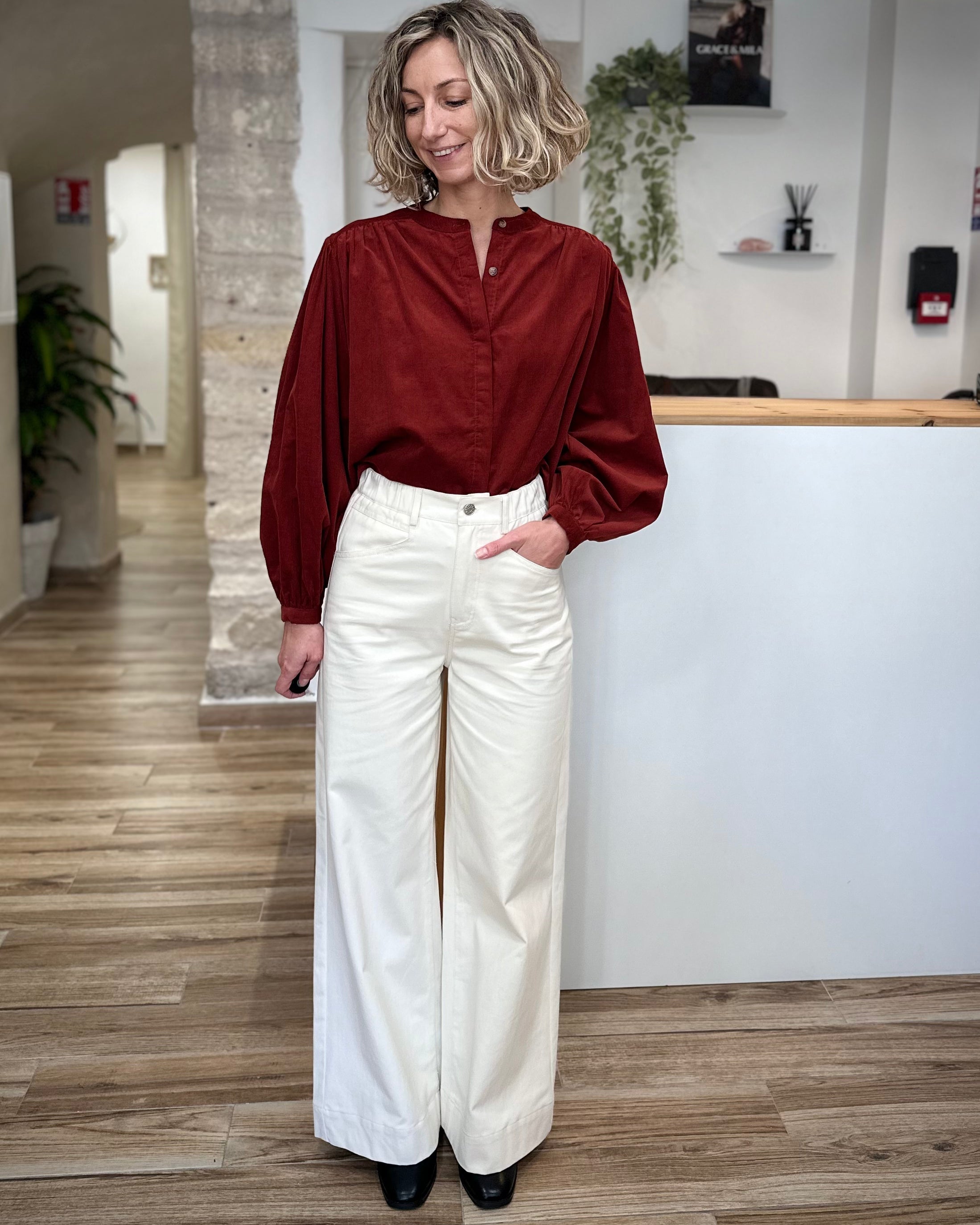 Femme portant un pantalon large écru en coton