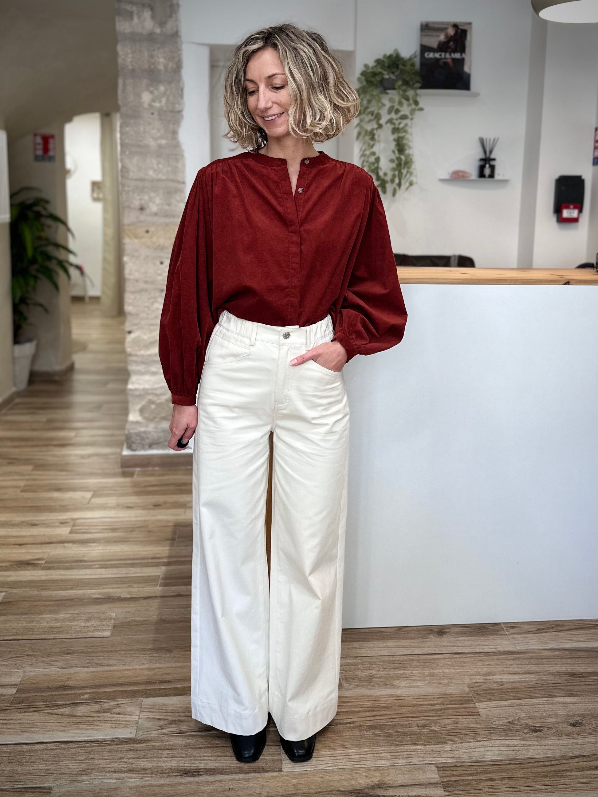 Femme portant un pantalon large écru en coton