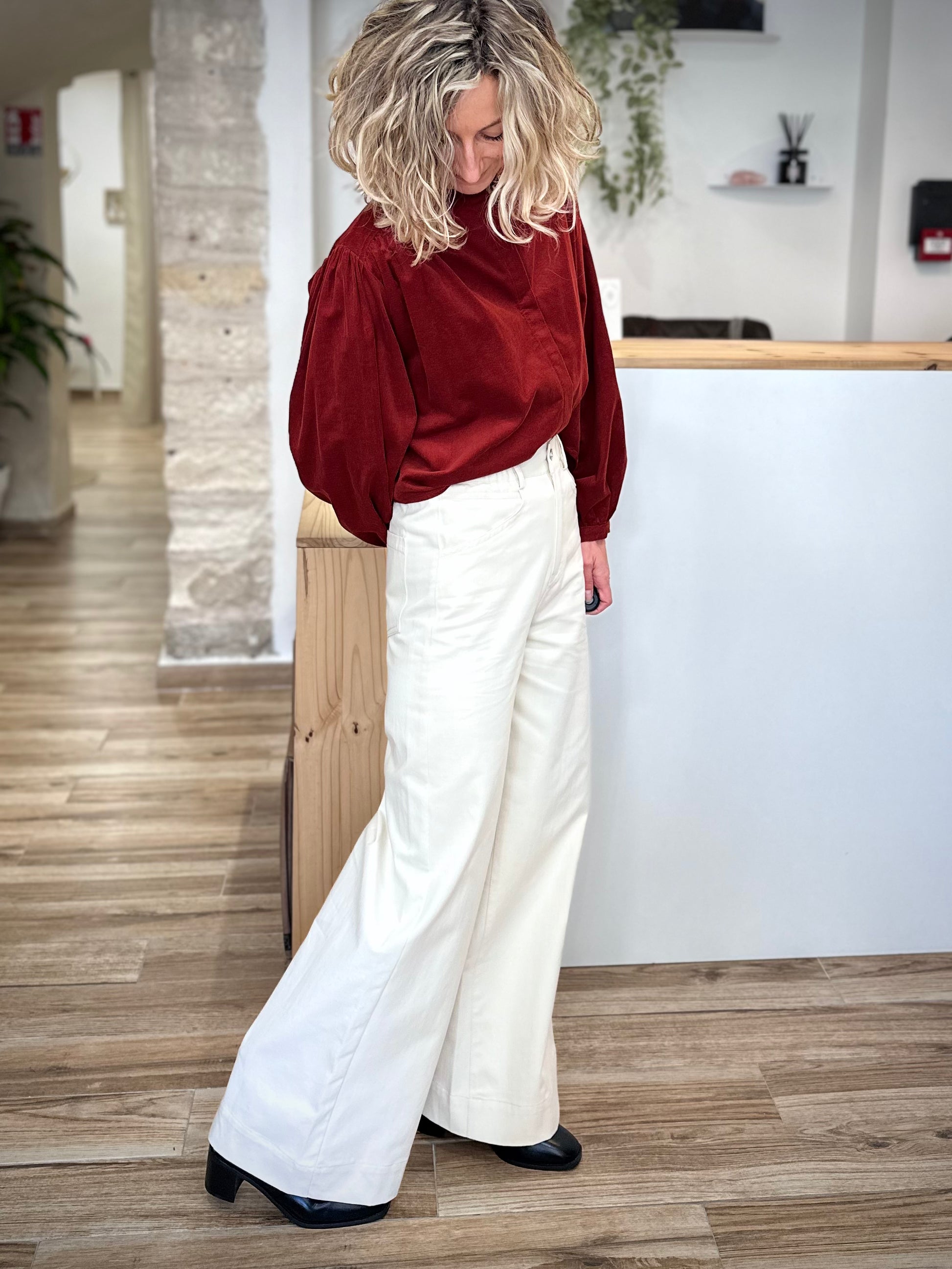 Silhouette féminine avec pantalon écru évasé