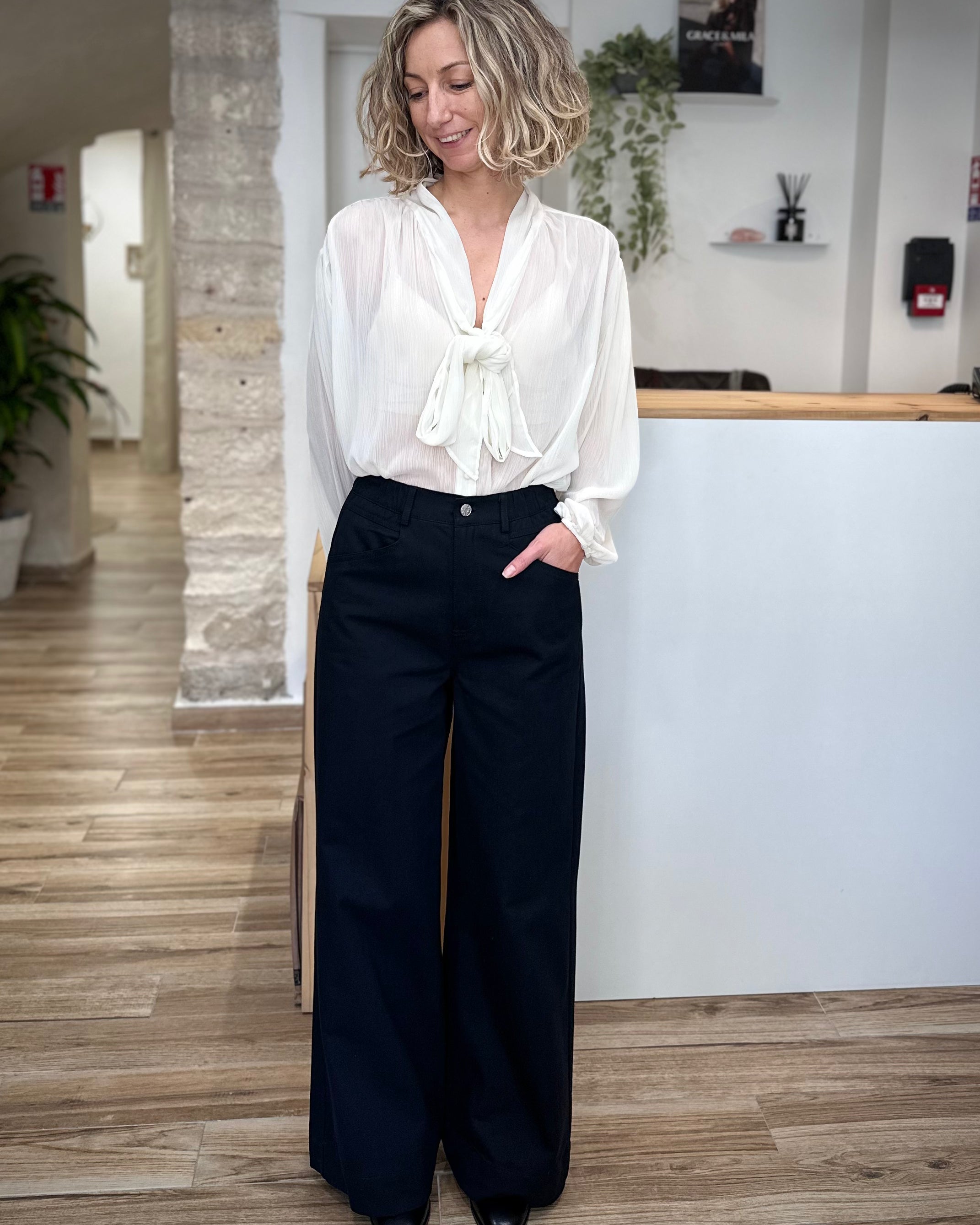 Femme portant un pantalon large noir en coton