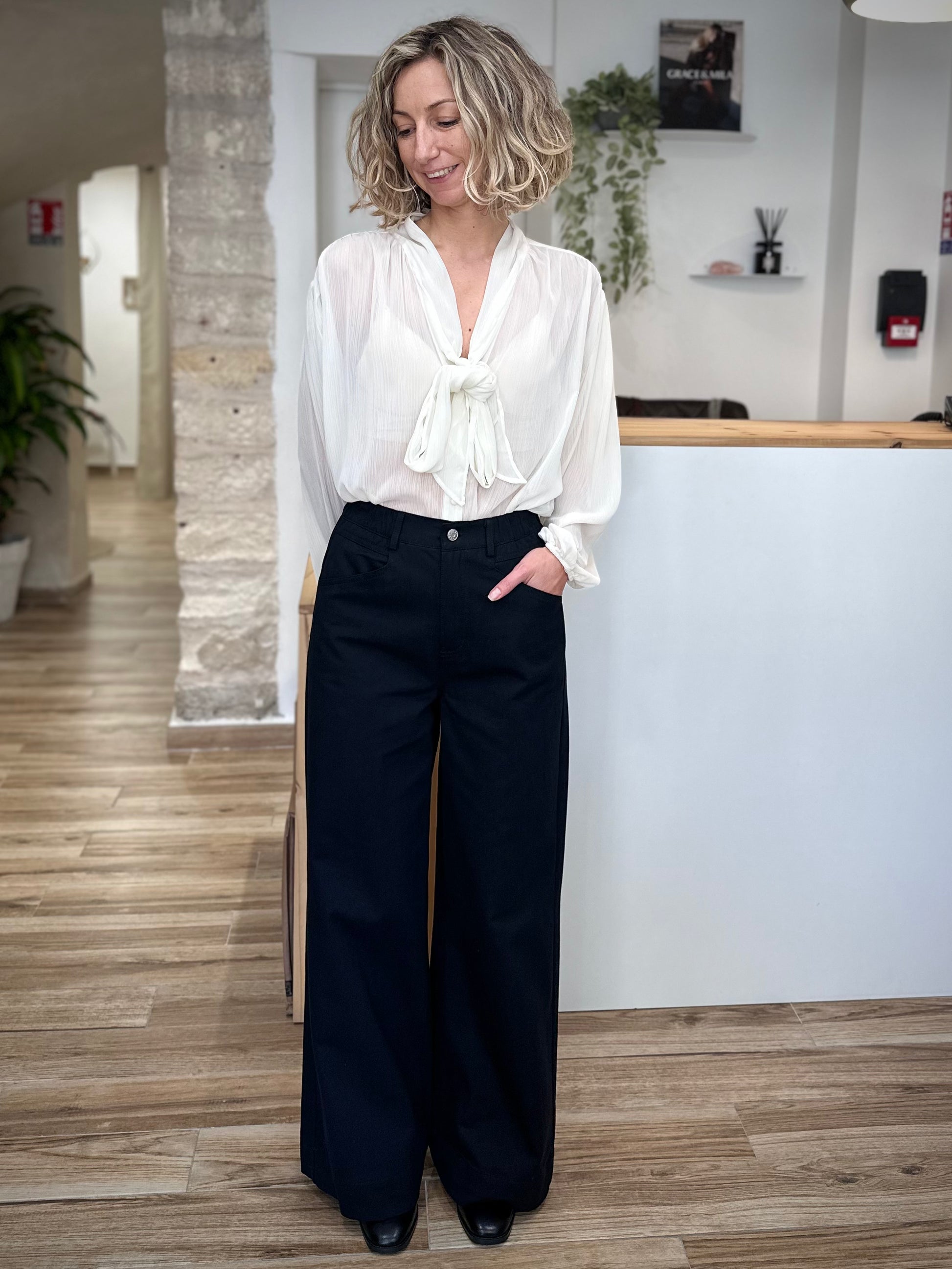 Femme portant un pantalon large noir en coton