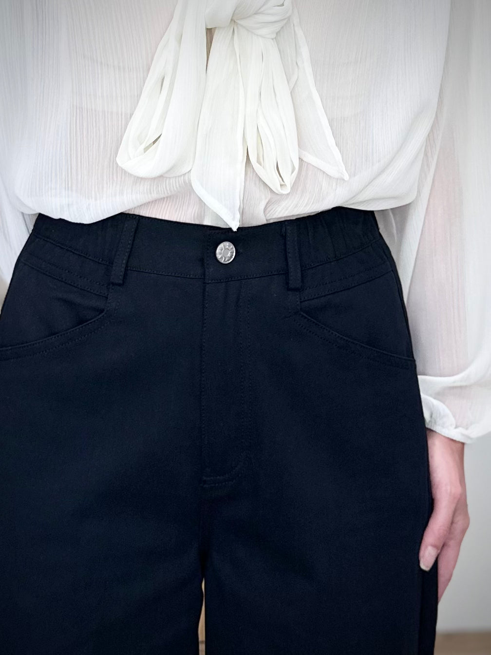 Détail de la taille élastiquée d’un pantalon noir femme