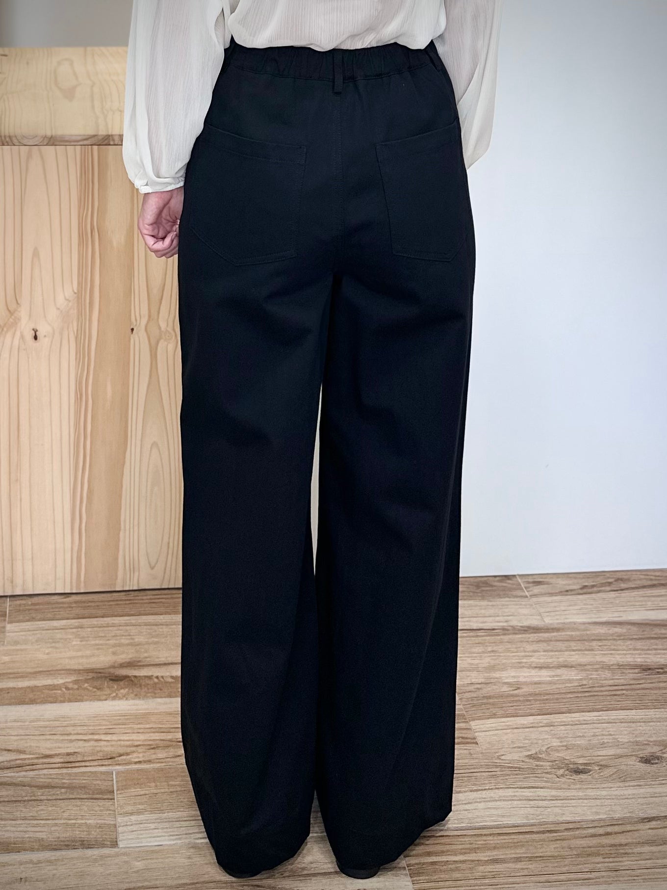 Détail des poches plaquées du pantalon Palmire noir