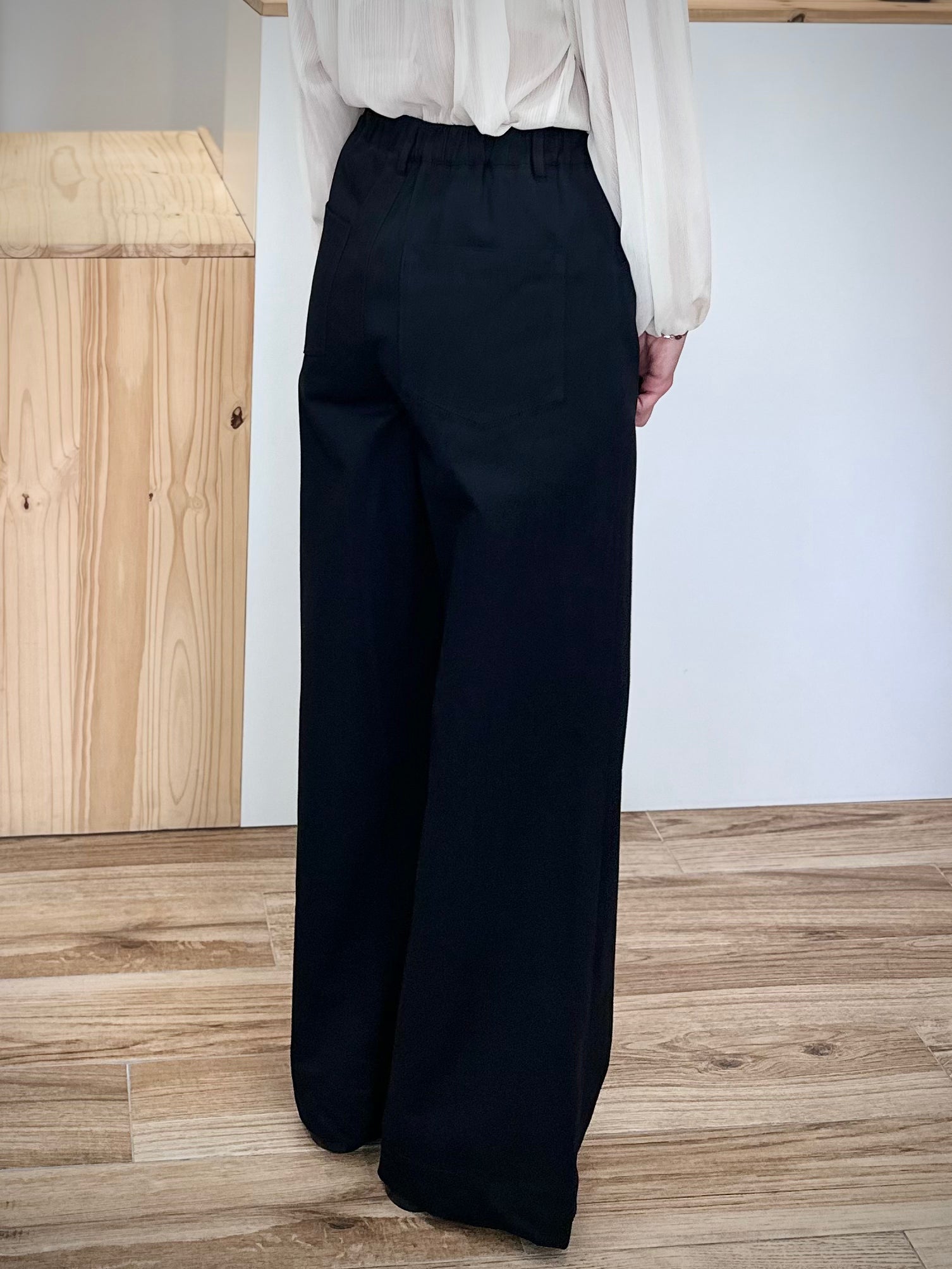 Silhouette féminine en pantalon large noir