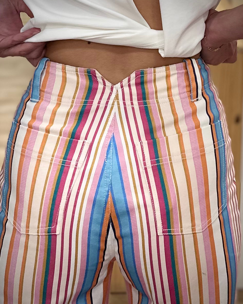 Détail V au dos pantalon taille haute femme