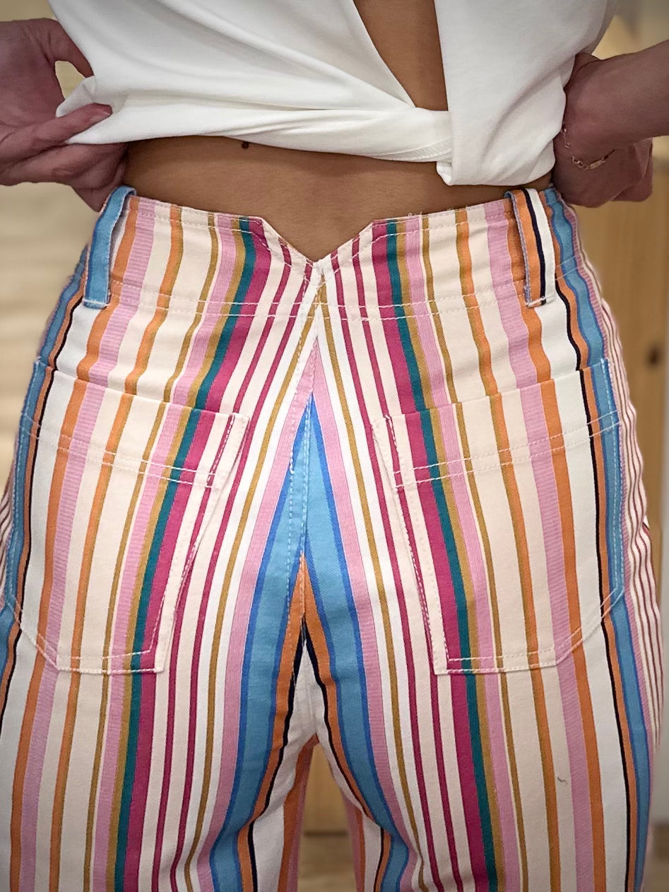 Détail V au dos pantalon taille haute femme