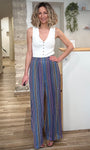 Femme portant pantalon large rayé multicolore doublé 
