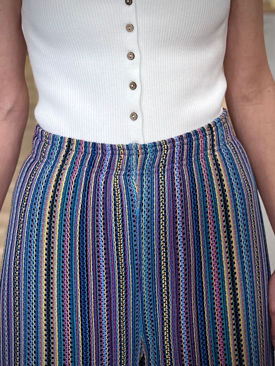 Détail texture crochet pantalon femme doublé 