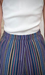 Détail rayures multicolores pantalon crochet de dos