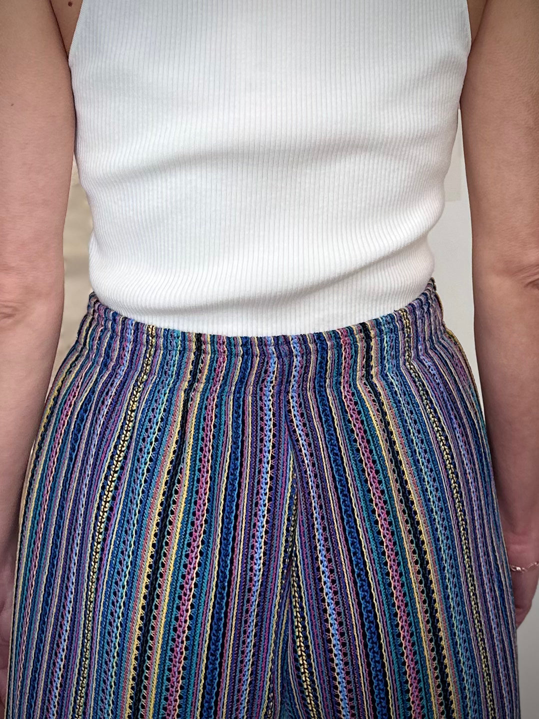 Détail rayures multicolores pantalon crochet de dos