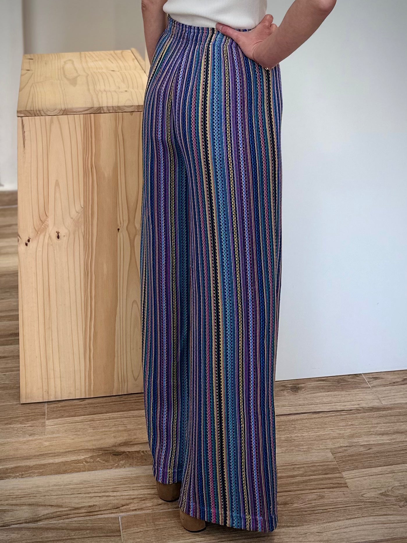 Pantalon large femme taille élastique confortable de profil