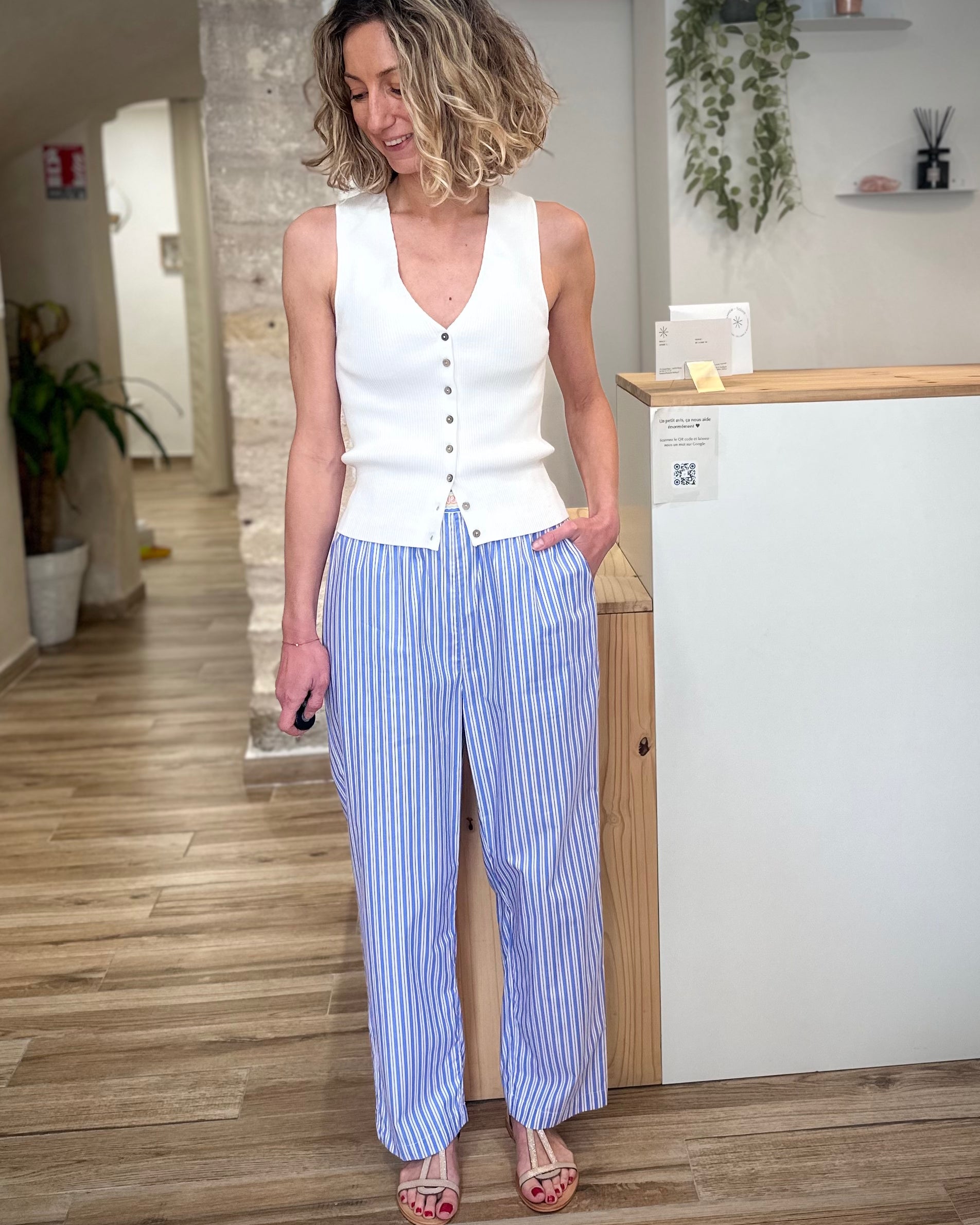 Femme portant pantalon rayé coton coupe droite 
