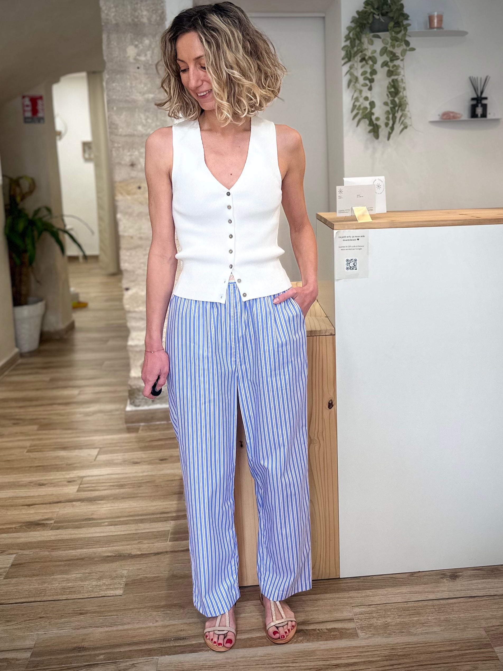 Femme portant pantalon rayé coton coupe droite 