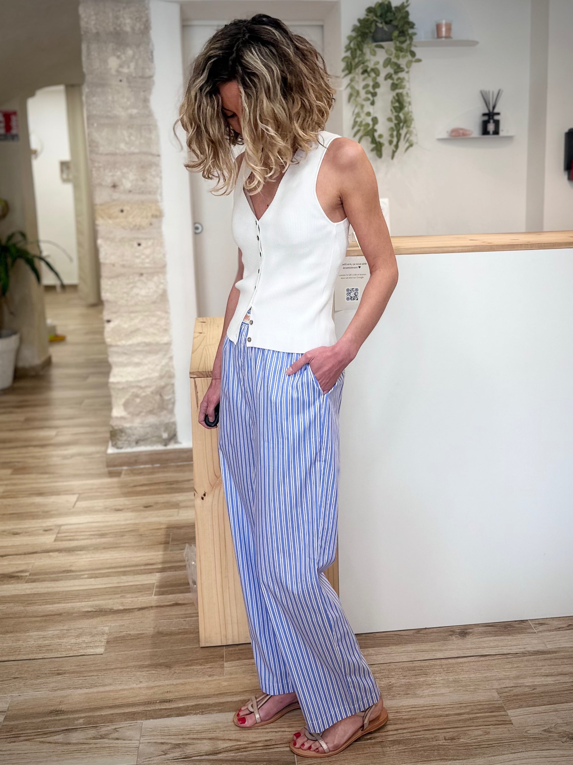 Look casual chic avec pantalon rayé 