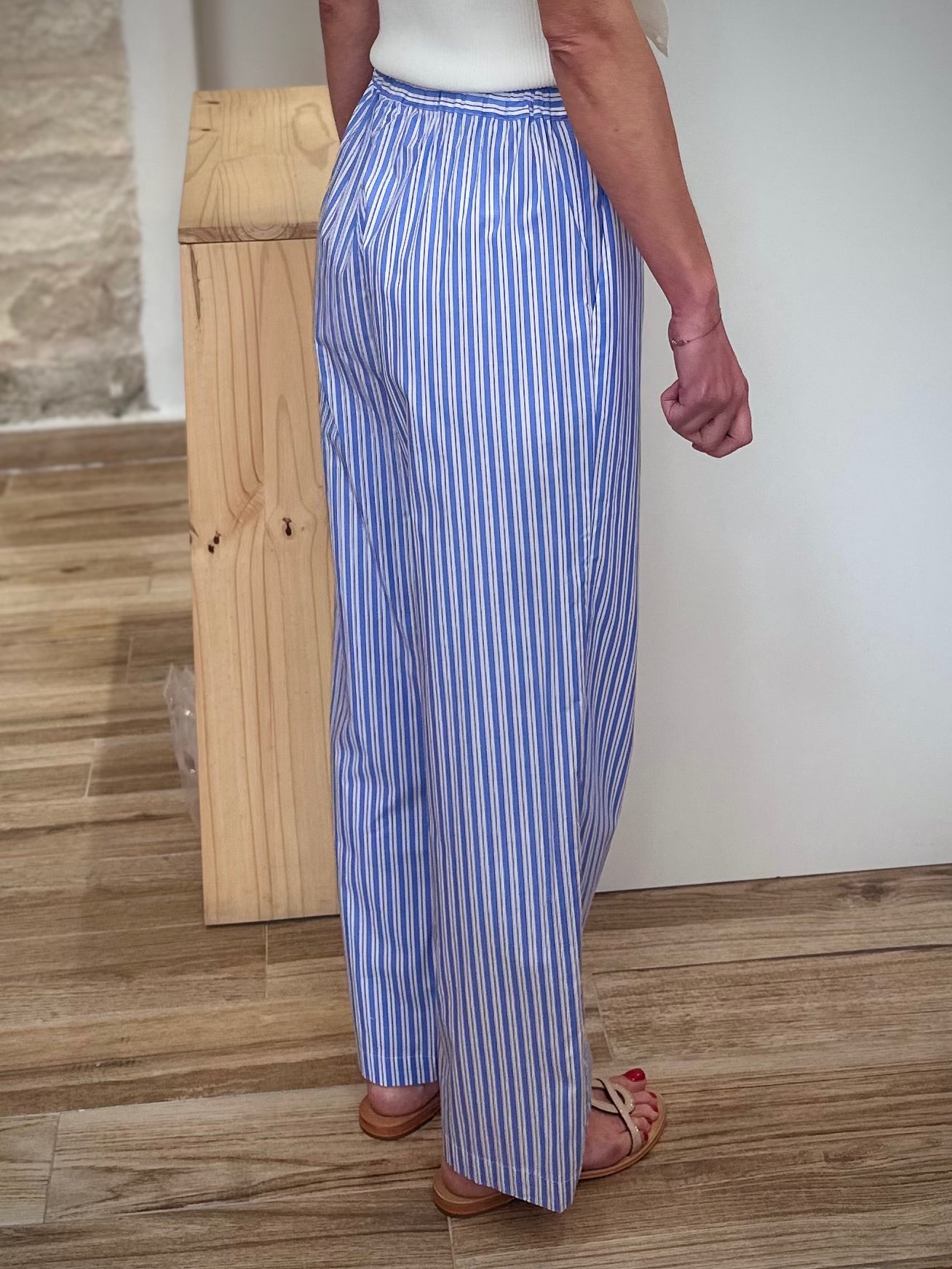 Pantalon rayé bleu blanc style moderne de profil
