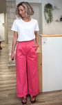 Femme portant un pantalon large rose bubblegum en coton