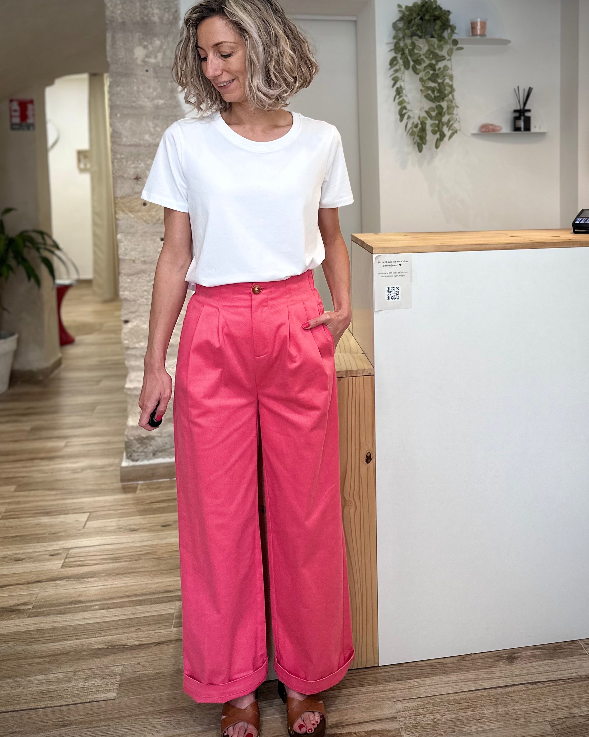Femme portant un pantalon large rose bubblegum en coton