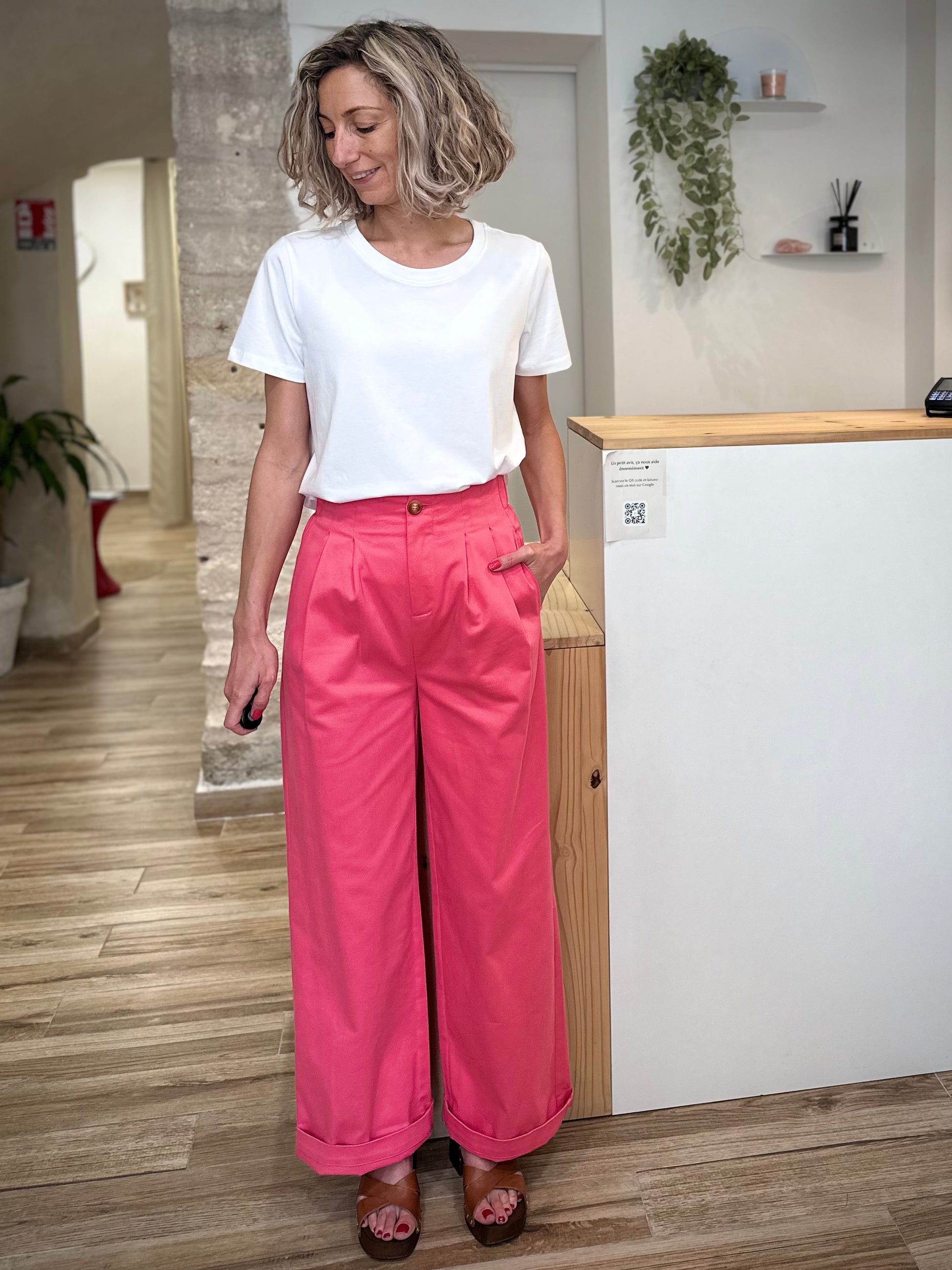 Femme portant un pantalon large rose bubblegum en coton