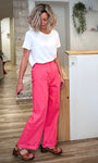 Look casual chic avec pantalon rose large