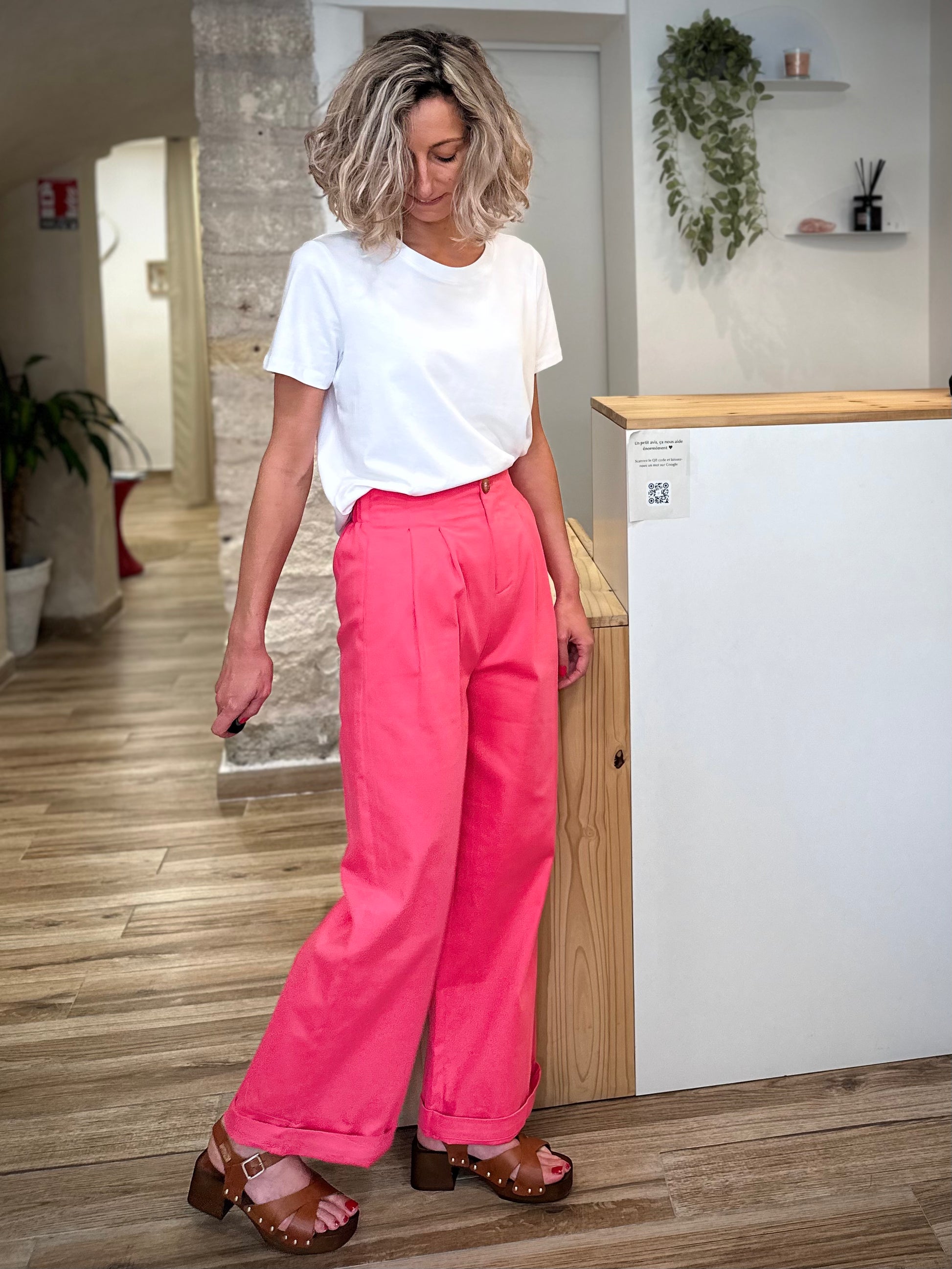 Look casual chic avec pantalon rose large
