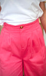 Détail des plis avant du pantalon taille haute