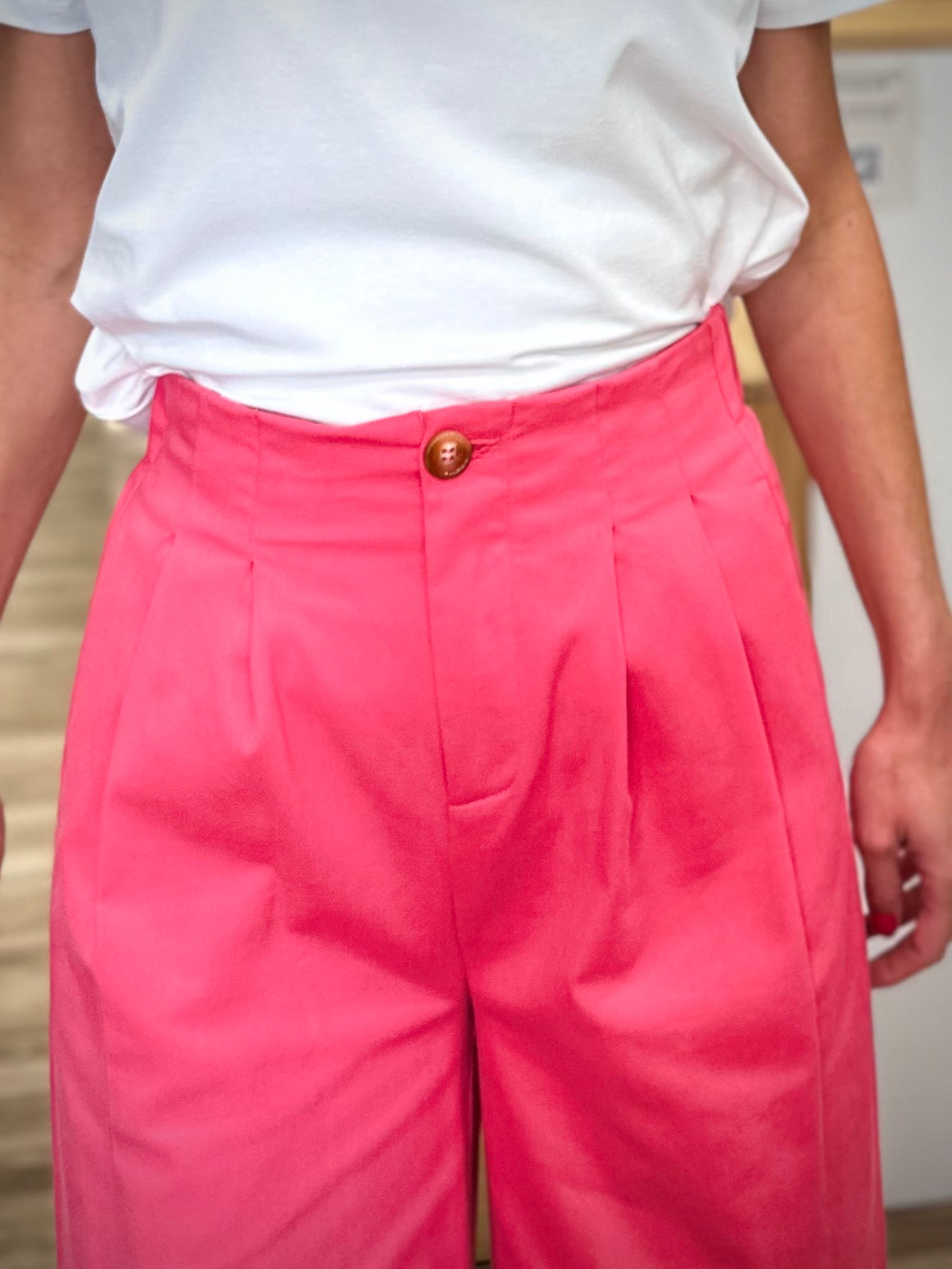 Détail des plis avant du pantalon taille haute