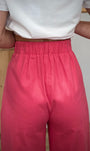 Détail de la taille élastiquée au dos du pantalon