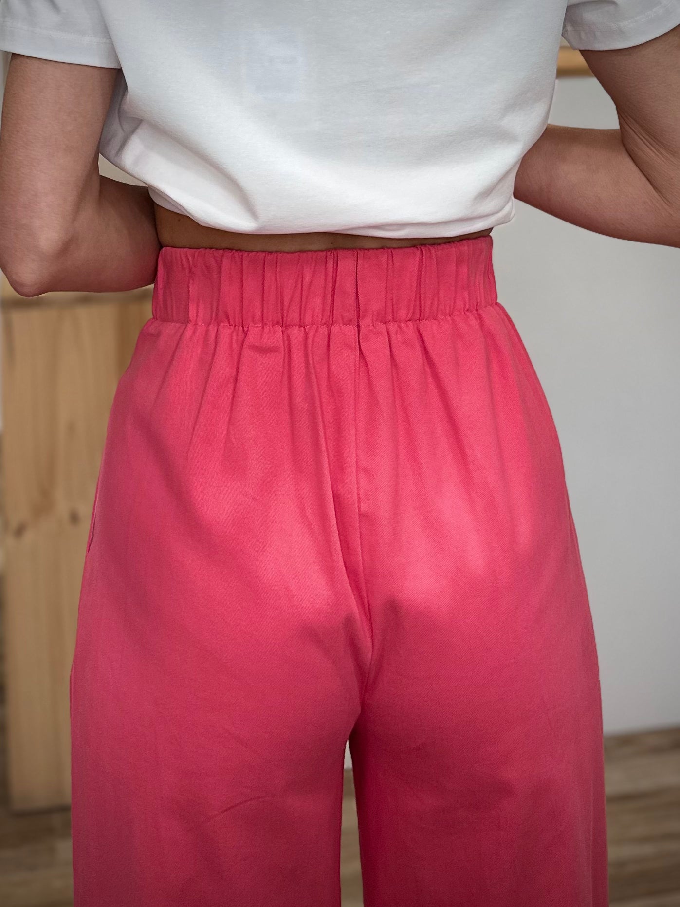 Détail de la taille élastiquée au dos du pantalon
