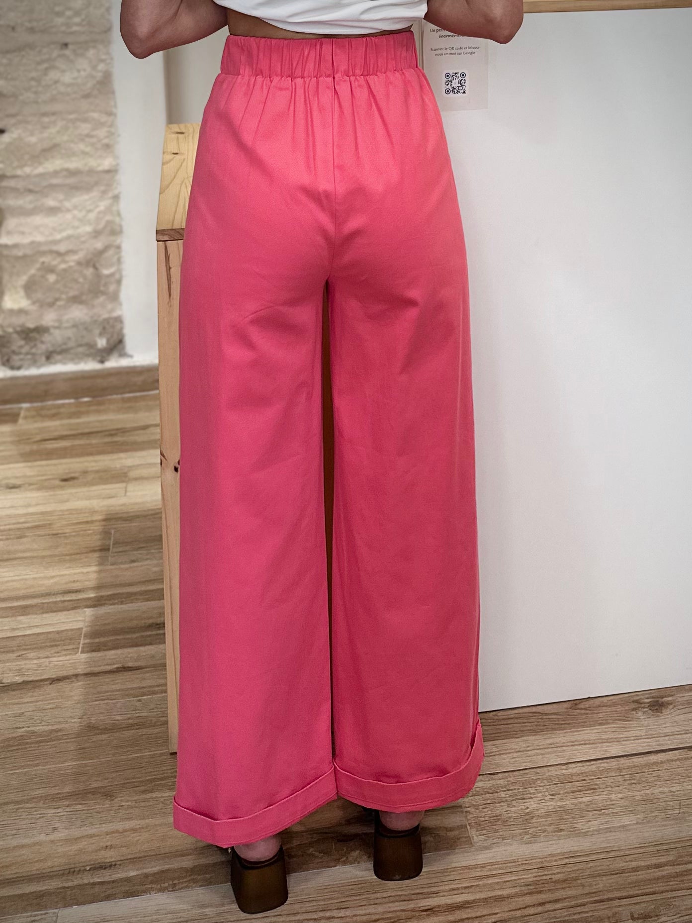 Pantalon en sergé de coton rose de dos