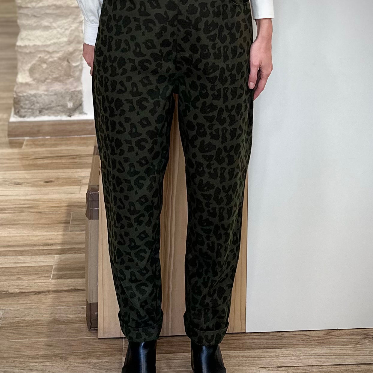 Pantalon imprimé casual chic porté avec pull uni