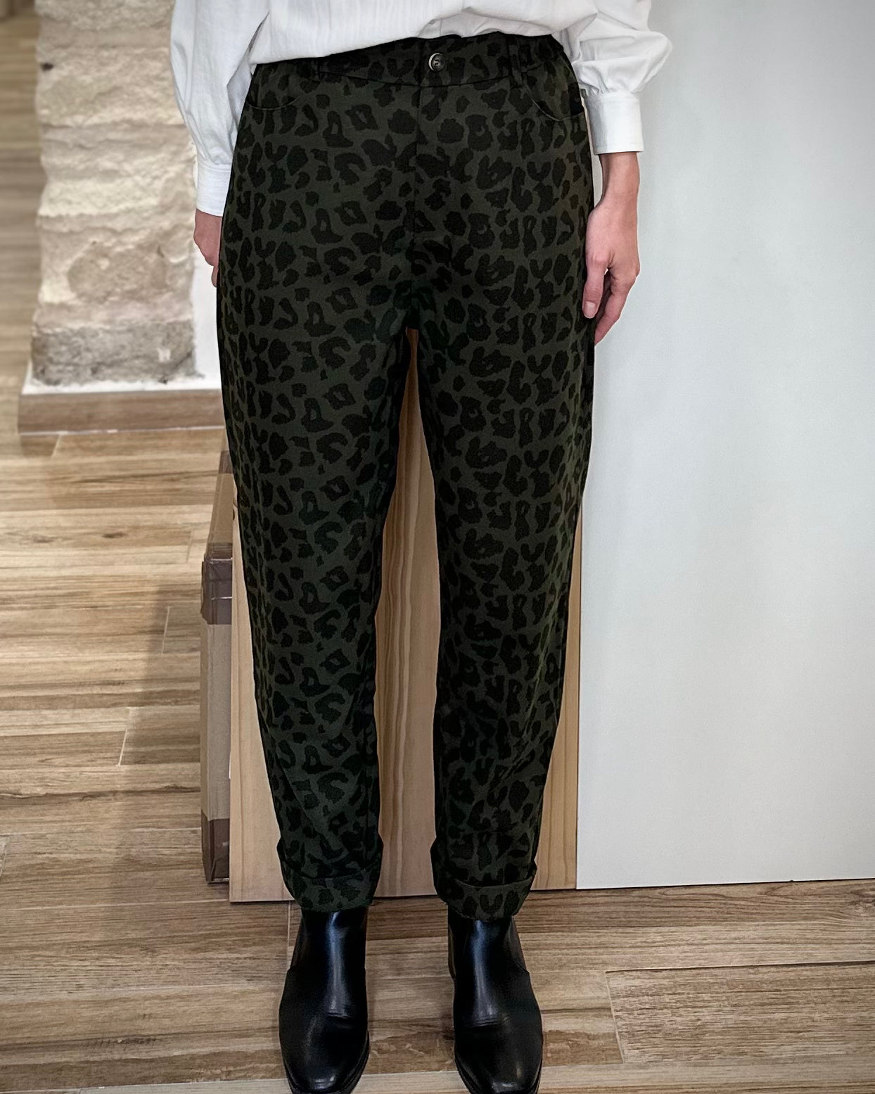 Pantalon imprimé casual chic porté avec pull uni