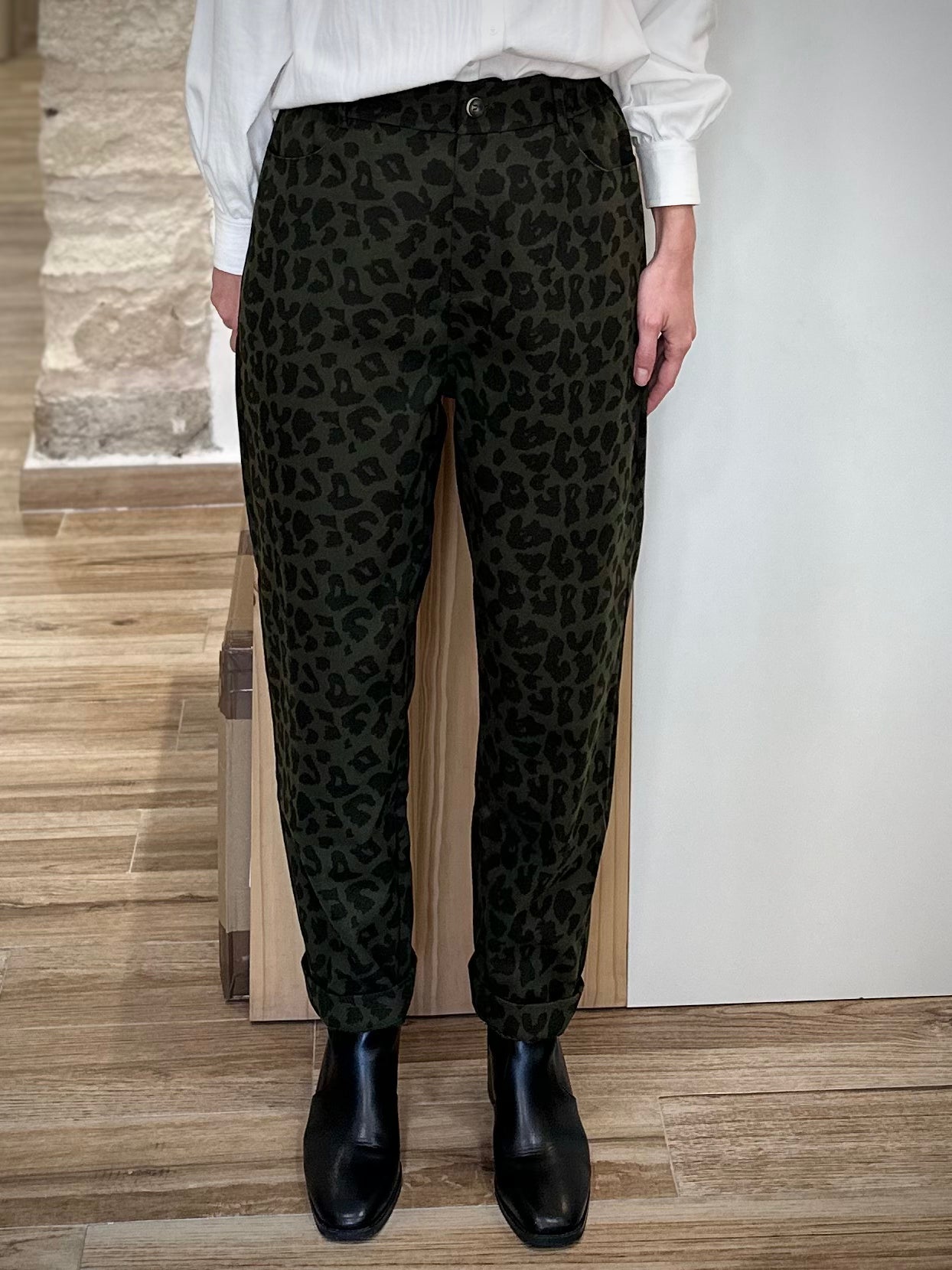 Pantalon imprimé casual chic porté avec pull uni