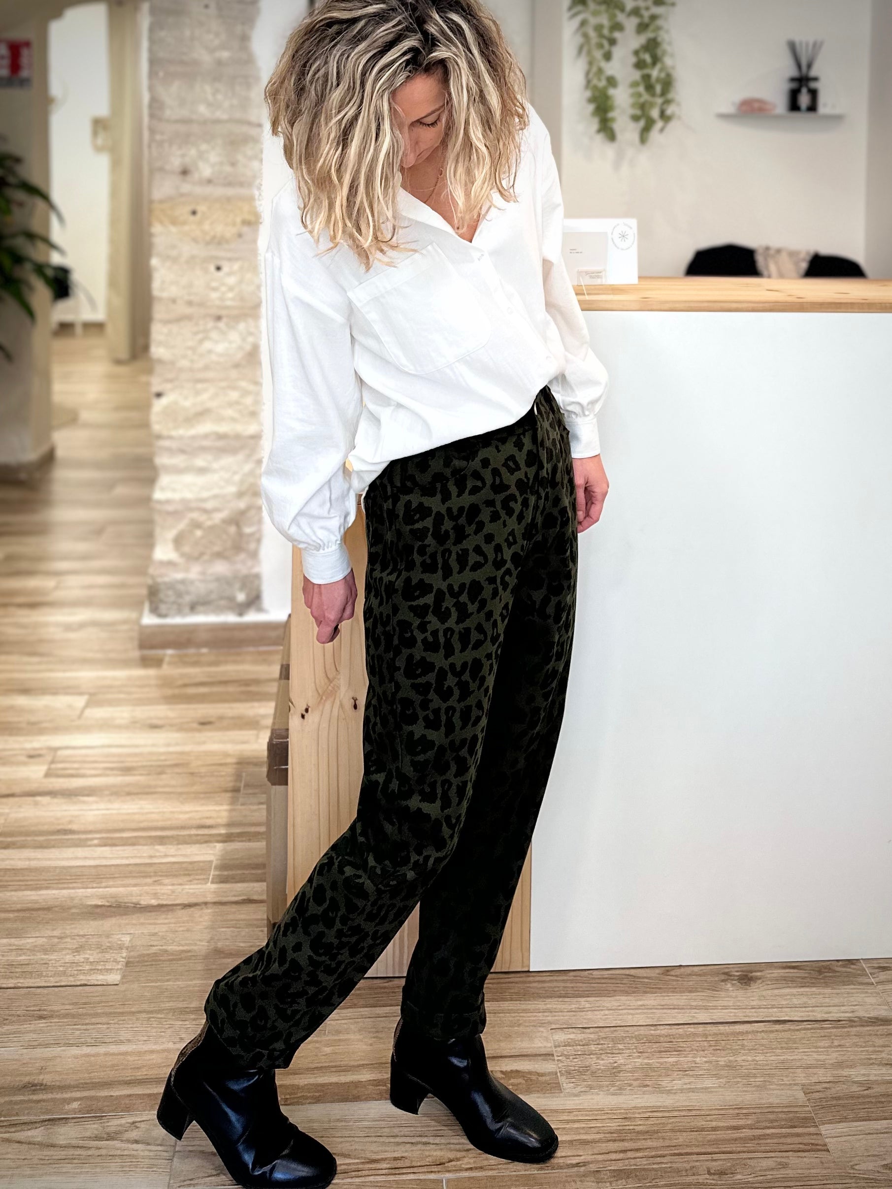 Tenue casual chic avec imprimé léopard discret