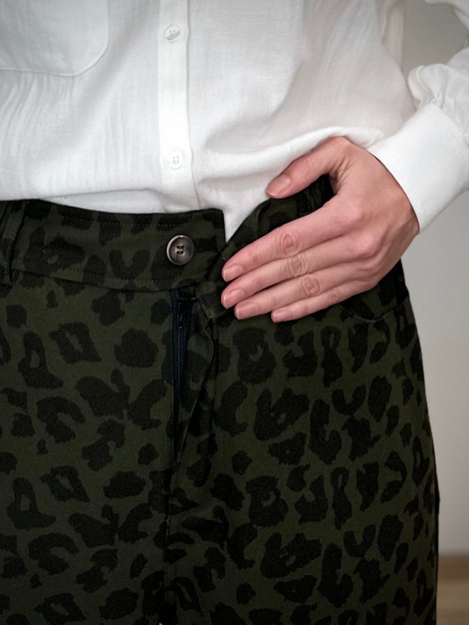 Détail de la braguette zip et bouton métallique