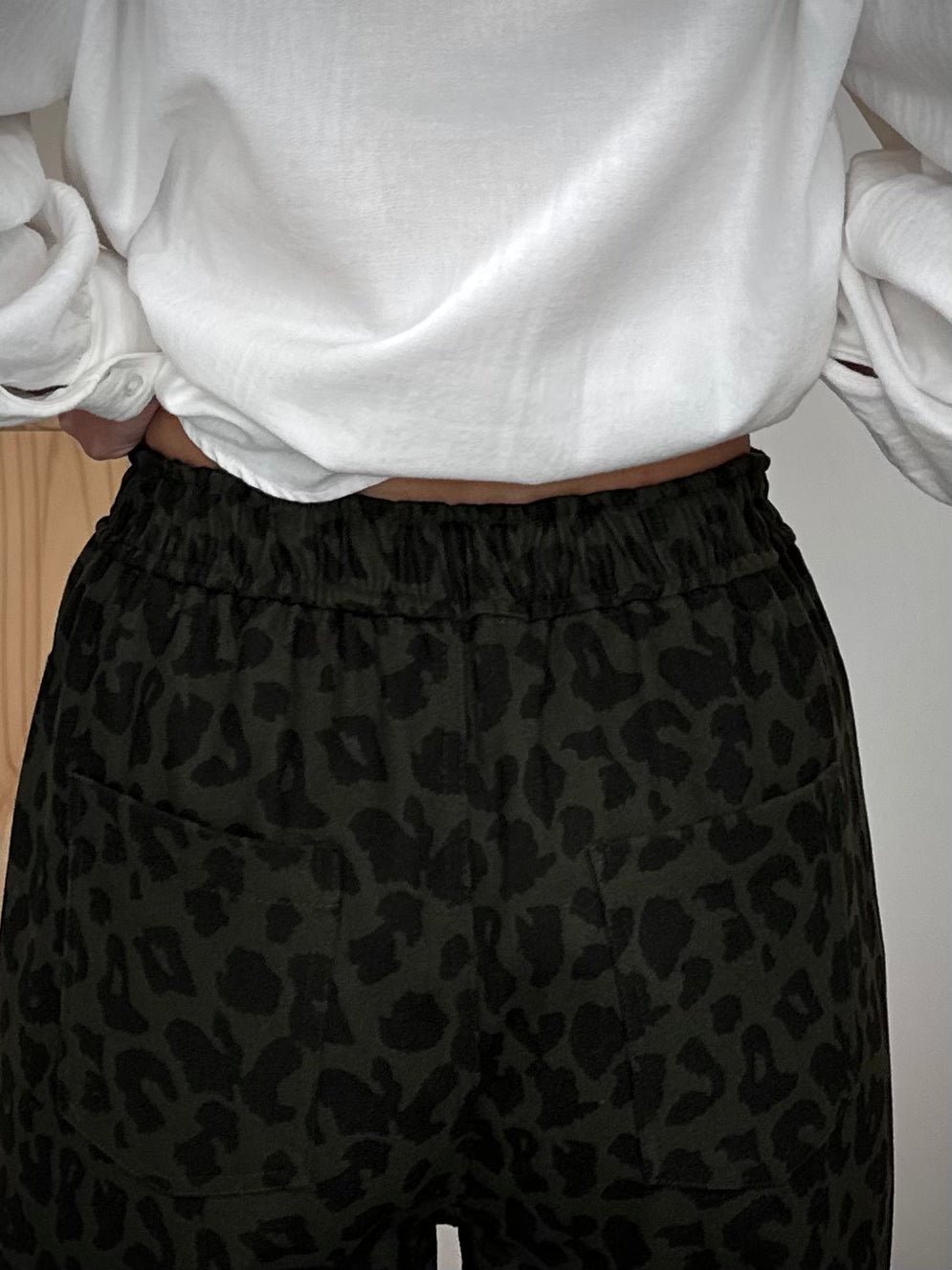 Zoom sur l’imprimé léopard kaki du pantalon