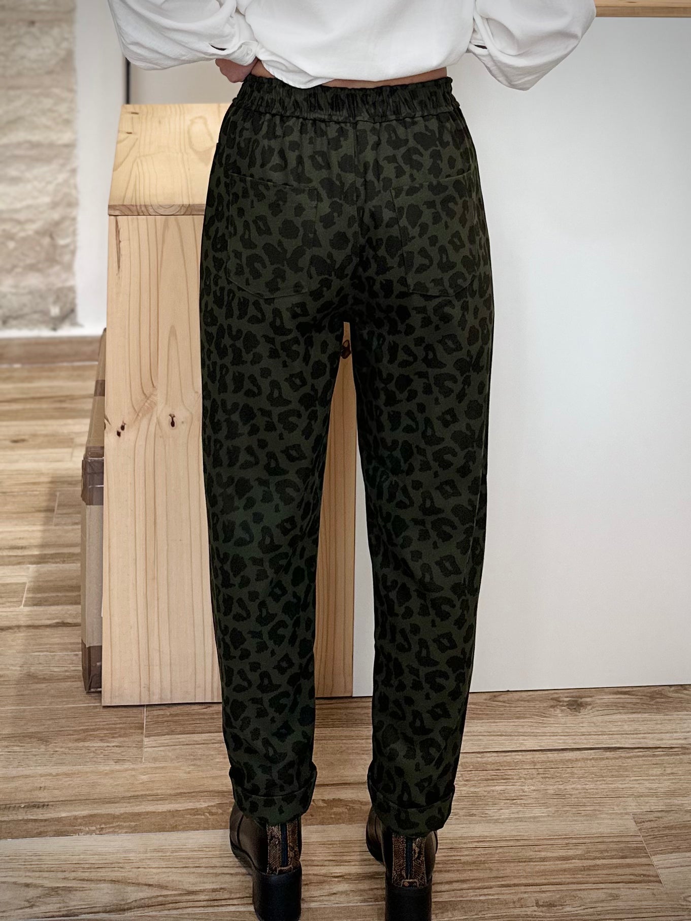 Vue de dos avec poches plaquées et taille élastiquée