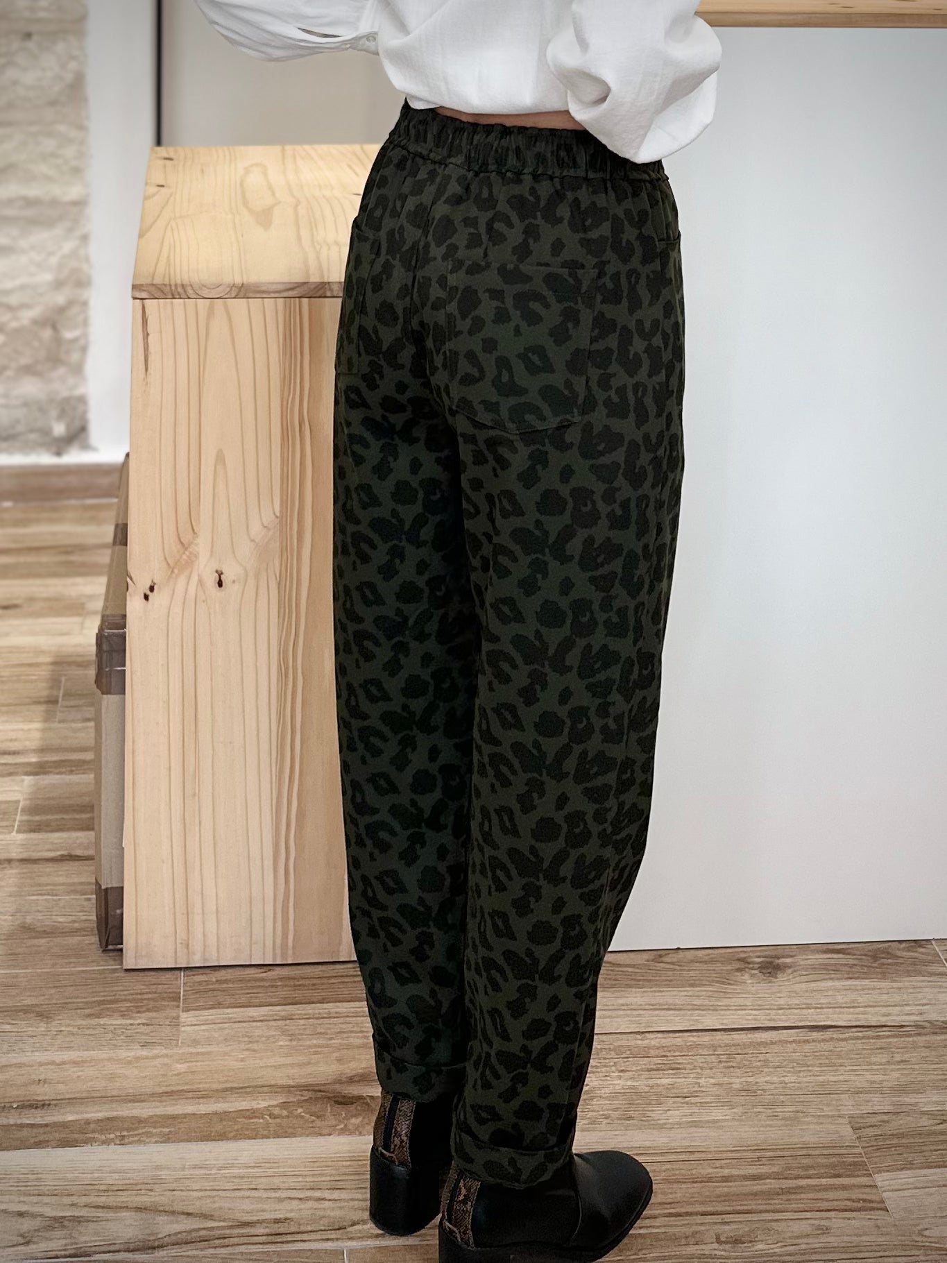 Pantalon Pino leopard kaki vu de dos