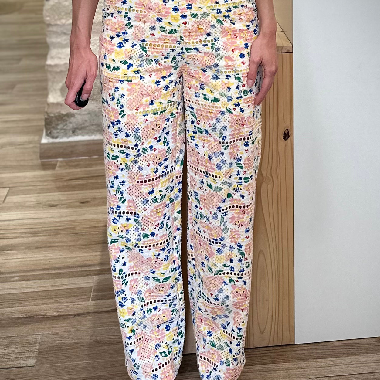 Pantalon taille haute femme avec broderies multicolores