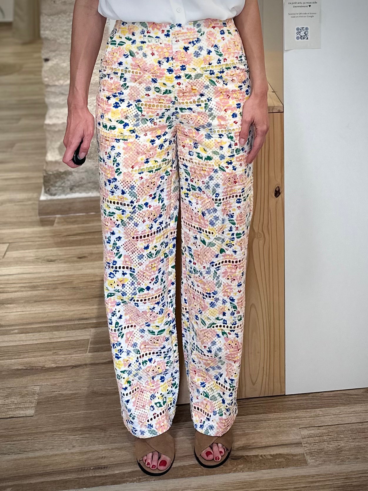 Pantalon taille haute femme avec broderies multicolores