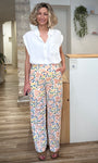 Femme portant un pantalon large brodé Garden Fluo coloré