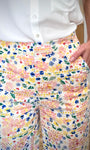 Détail des broderies Garden Fluo sur pantalon fluide