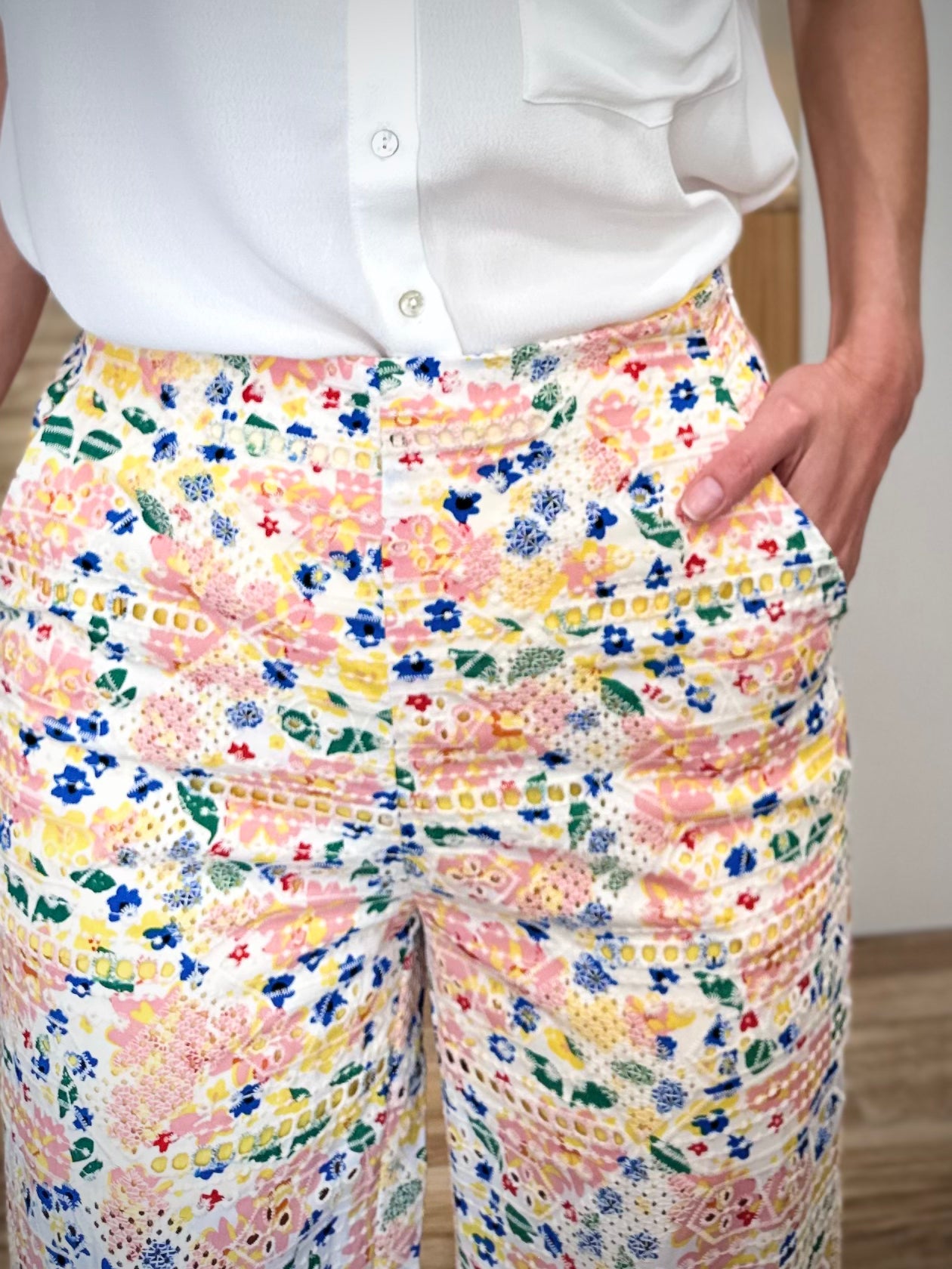 Détail des broderies Garden Fluo sur pantalon fluide