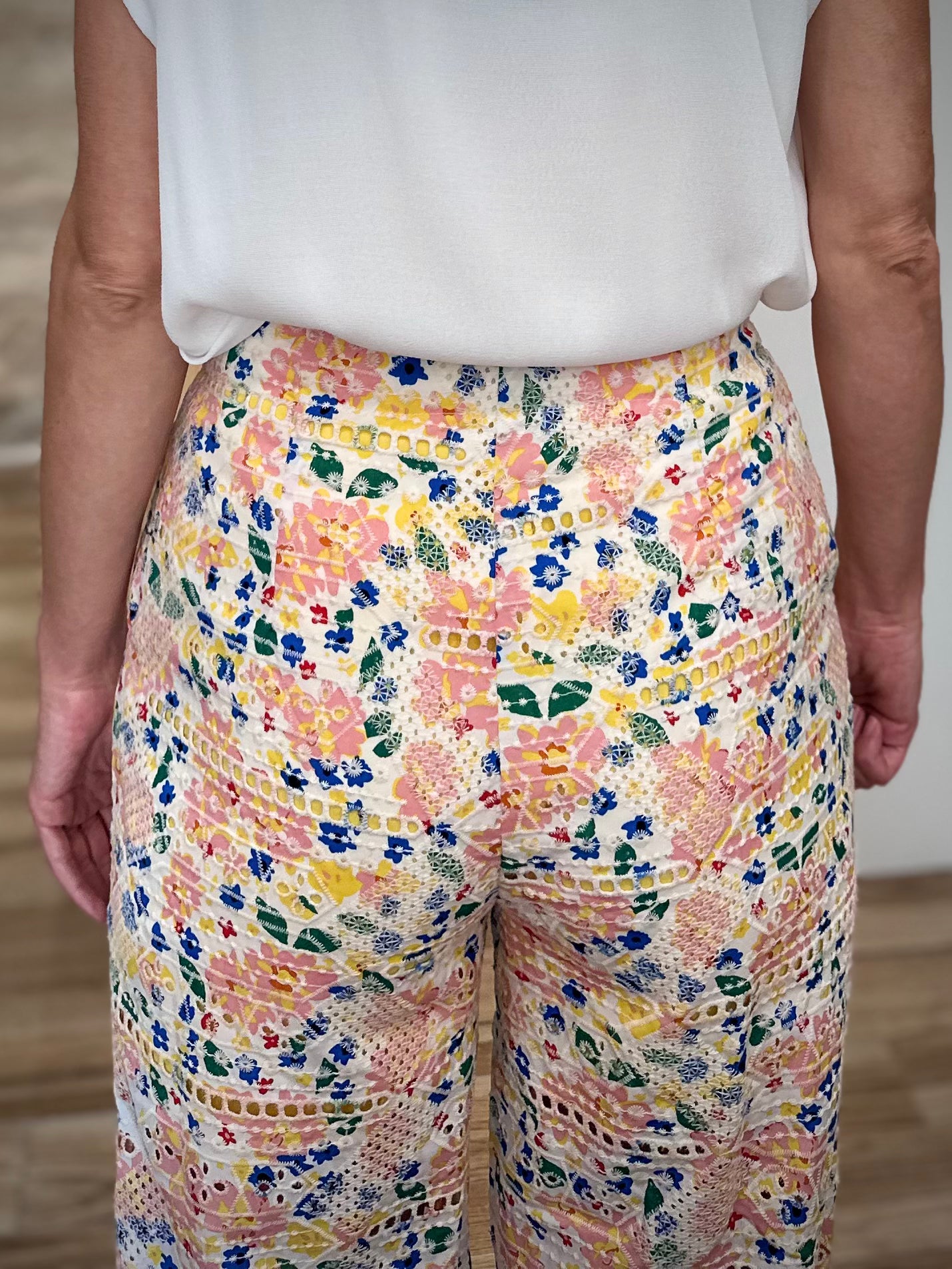 Détail des broderies colorées du pantalon femme Pirée de dos