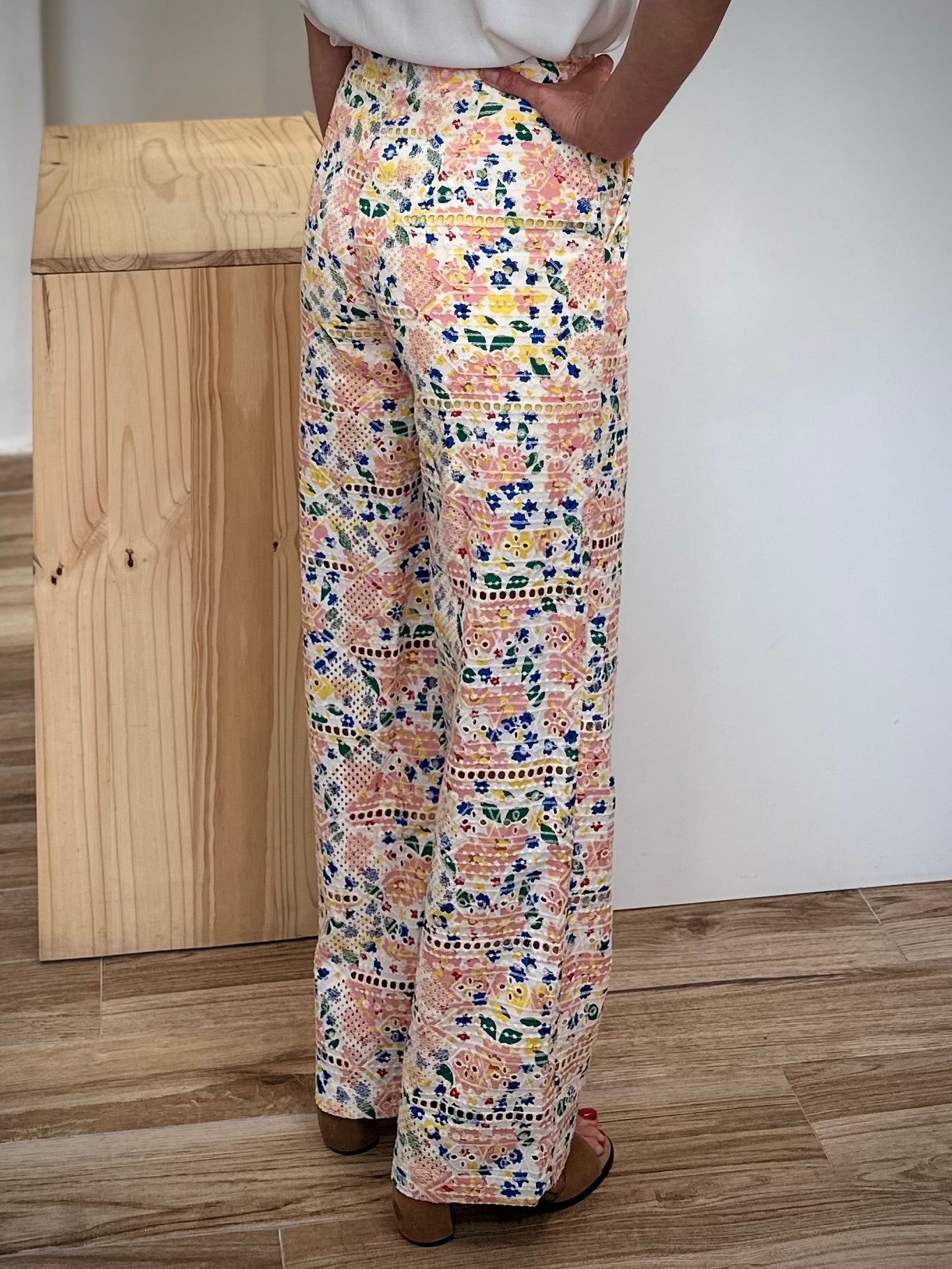 Vue de profil du pantalon Piree Garden Fluo