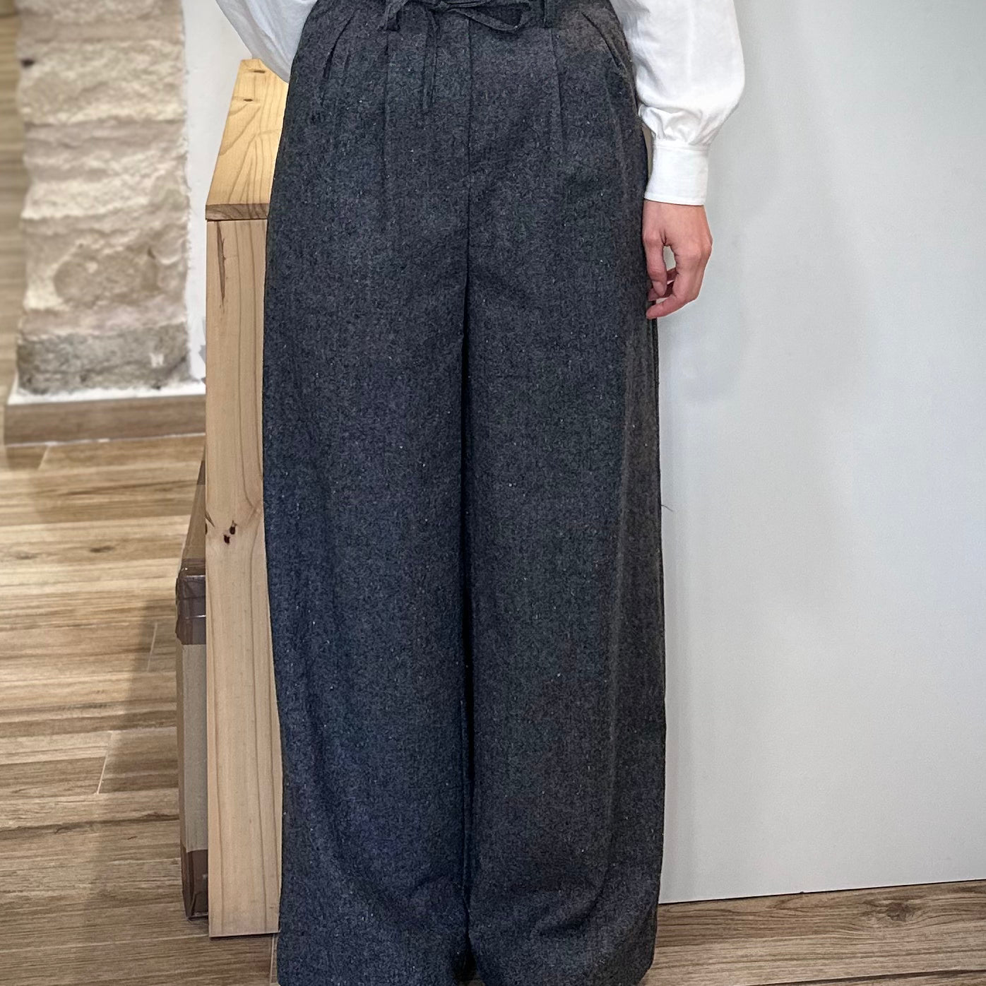 Vue de face pantalon évasé gris femme